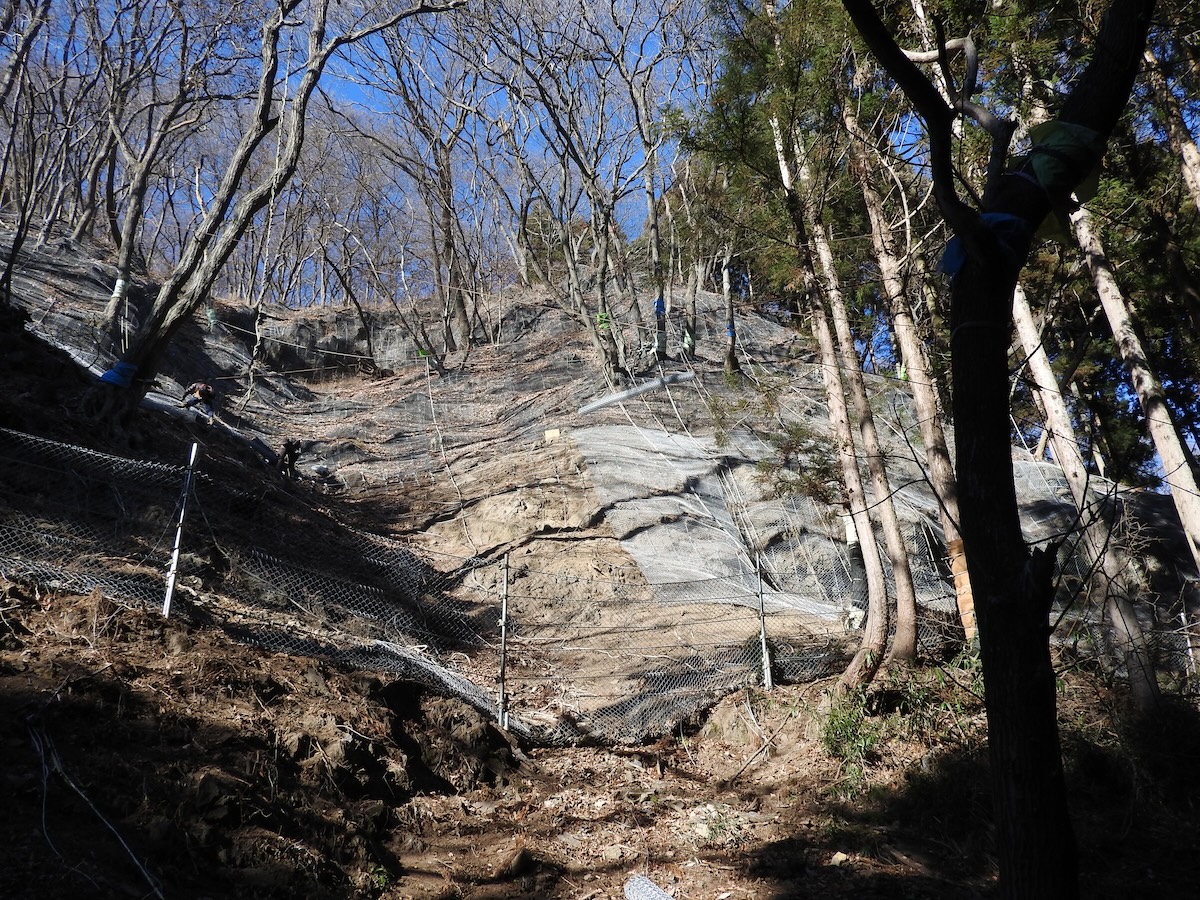 落石防護工の施工風景
